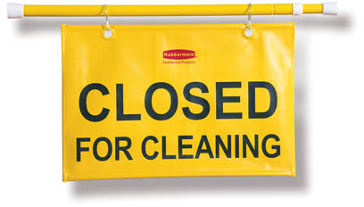 Écriteau suspendu jaune ''Closed for Cleaning'' en anglais seulement #RB009S15000