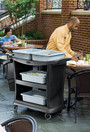 Chariot de service à 3 tablettes et 2 côtés fermés Rubbermaid 9T68 modèle Executive