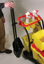 Chariot mobile avec seau double et essoreuse à pression descendante