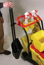 Chariot mobile avec seau double et essoreuse à pression latérale