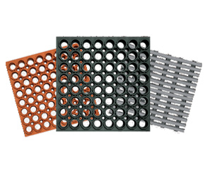 Les espaces de travail mouillé exige l'utilisation de carpettes avec un système de drainage, afin d'évacuer les liquides et prévenir les risques de chutes. Ces tapis sont généralement composées de caoutchouc, qui offre moins de support contre la fatigue, 