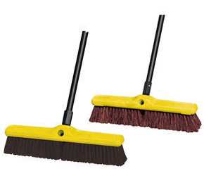 Les balais-brosses Rubbermaid viennent en différentes sortes, dépendant de ce que recherche le client. Le balai de calibre modéré est désigné pour rassembler la saleté plus lourde sur différentes surfaces. Sa version plus robuste permet de faire des travaux sur un plan industriel.  Une autre sous-catégorie est le balai-brosse de rue, conçu pour les surfaces rigides les plus demandantes.