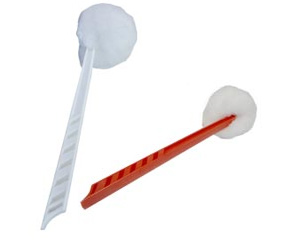 Les lavettes à cuvette Advantage possèdent toutes un manche en plastique et viennent en modèle pour tâches quotidiennes et tâches critiques. La compagnie possède aussi  un porte-accessoire complémentaire permettant de contenir les brosses à cuvettes.