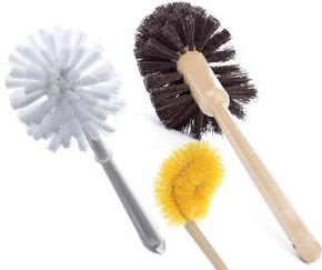 Le nettoyage de toilette n'est peut-être pas le travail le plus glamour au monde, mais le fait d'avoir les outils adéquats permet de bien faire le travail de façon diligente, en laissant derrière soi une salle de toilette propre. Les brosses tête de turc, avec broche torsadée, et le débouchoir hydro sont adéquats pour le nettoyage d'urinoirs et des rebords inférieurs des cuvettes, habituellement difficiles à récurer. Les brosses à cuvettes rondes ainsi que les lavettes en acrylan nettoient bien les cuvettes et n'égratignent pas la porcelaine.