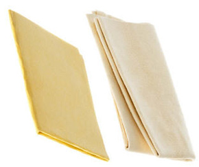 Les chamois naturels et synthétiques sont vraiment les accessoires préférés pour "relustrer" un véhicule. Les peaux naturelles de chamois sont utilisées par les professionnels de l'automobile, alors que le chamois synthétique, qui lui représente une alternative, ramasse des quantités impressionnantes d'eau et ne peluche pas.