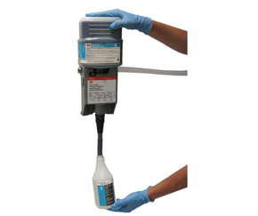 Le système de dilution Twist'N Fill de 3M se compose d'un seul appareil compact qui mélange et distribue avec précision une vaste gamme de nettoyants chimiques. Il suffit de choisir les produits de nettoyage nécessaires, de les mélanger et d'en disposer. Vous obtenez ainsi une meilleure protection des travailleurs, un mélange plus facile, une réduction du gaspillage, une flexibilité nettement accrue, une meilleure homogénéité, une simplification de l'entreposage, une réduction des risques pour l'environnement ainsi qu'une baisse des coûts de nettoyage.