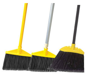 Rubbermaid offre des balais à angle qui sont idéaux pour nettoyer des surfaces difficiles d’accès. Ils sont taillés pour faciliter le balayage, et possèdent des poils en polypropylène durables et résistants aux tâches. Cette catégorie de Rubbermaid inclut aussi un balai d’entrée avec poils synthétiques, approprié pour les grands espaces, ainsi qu’un balai droit magnétique.