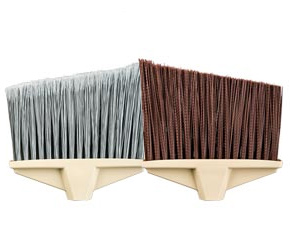 Vileda possède une gamme de balais droits et à angle, possédant différentes utilités. Le balai magnétique en angle n’est pas affecté par l’eau, et est idéal pour des plus petites surfaces. Le balai en angle a une bonne consistance et durabilité, en plus de posséder des poils qui accrochent la saleté et la poussière de manière efficace. Finalement, le balai industriel à angle possède des poils en polypropylene qui peuvent résister à plusieurs composés chimiques agressifs dans n’importe quel environnement. Il y en a pour plusieurs goûts!