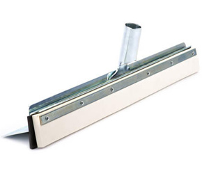 Atlas Graham Furgale vous offre sa sélection de racloir à plancher professionnel. Plus lisse est le plancher, plus les risques d'accidents par glissage sont présents. Choisissez le bon racloir selon votre type de plancher, température ou environnement de travail.