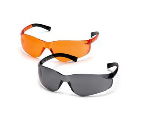 Pyramex comprend une large gamme de lunettes de sécurité et de visière pouvant répondre aux besoins de tous les types d'environnements de travail. Construit pour durer ces lunettes sont de haute qualité et ne vous abandonnerons pas à moitié parcours.